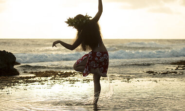 atn-illust-_0016_atn_-_the_ori_tahiti_experience_018.jpg Air Tahiti Nui danse culture Only in Tahiti