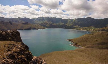 Vue sur une baie de l'île de Nuku Hiva (Marquises)