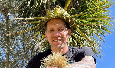 Portrait Teheiura Teahui avec un chapeau polynésien