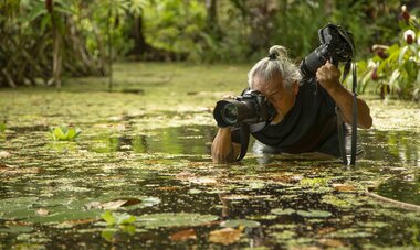 Danee Hazama Danee Hazama qui prend des photos dans un marécage